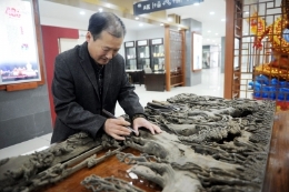 他向世界展示扬州楠木雕刻技艺文化