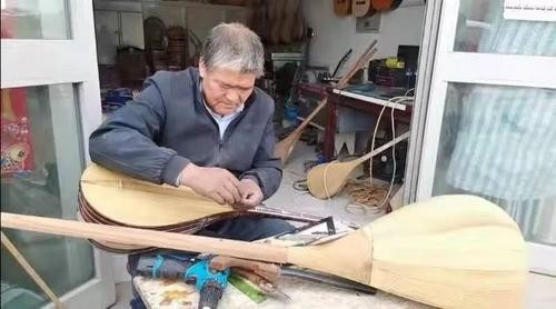 新疆民族乐器制作匠人：保护+传承让琴声更悠扬