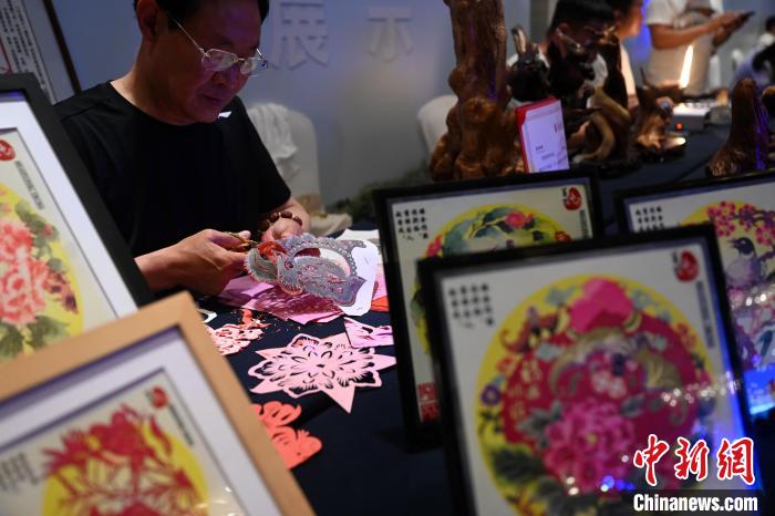 民间艺人张林现场展示满族手工剪纸技艺 隆化县委宣传部供图