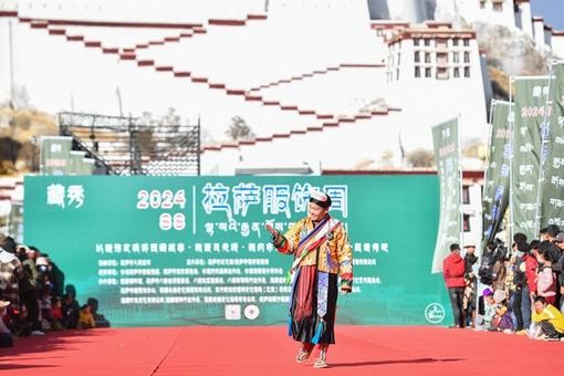 布达拉宫广场上演民族服饰秀 尽显西藏特有“多巴胺”时尚