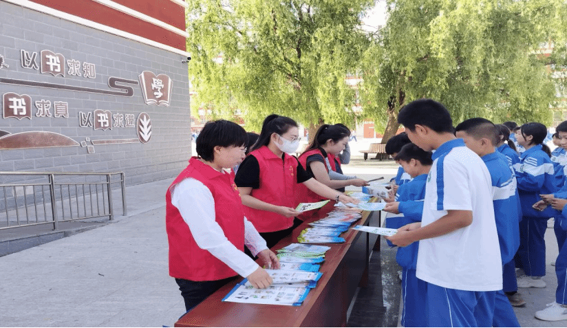 “崇尚科学 远离邪教”——内蒙古和林县委政法委开展反邪教进校园活动