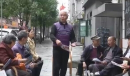 七旬老党员自制黑板报 宣传“反邪教”17年