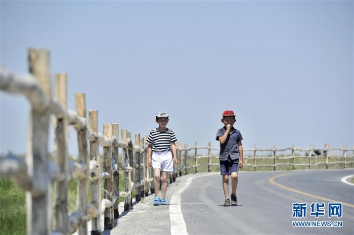 （社会）（2）“天山水乡”引游人