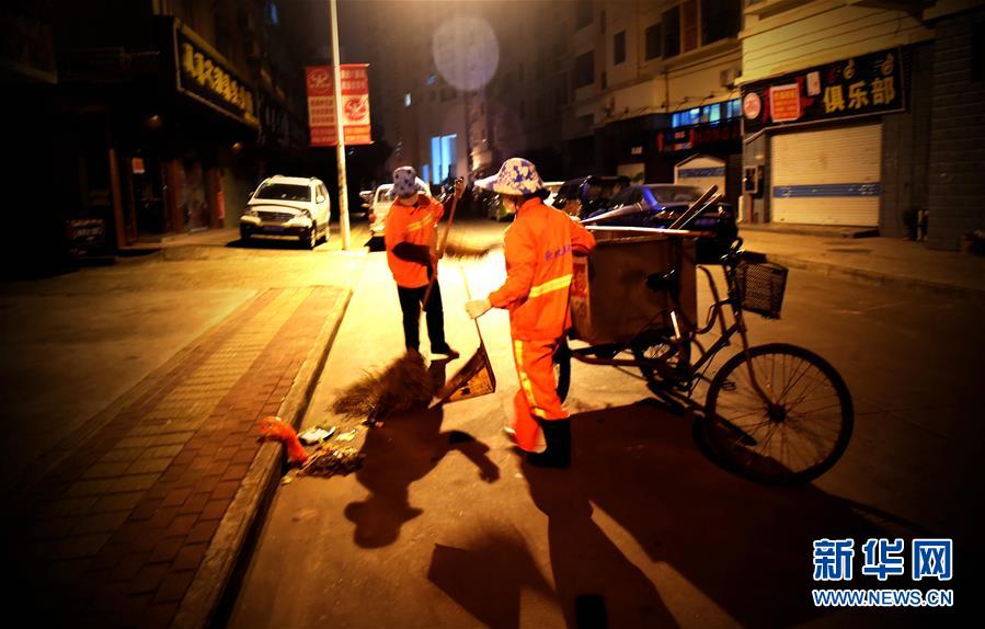 （社会）（5）三名清洁工的晨扫影像