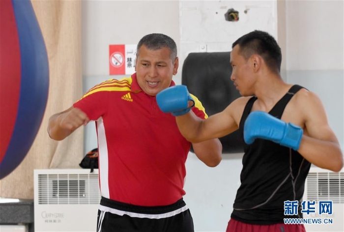 （体育·图文互动）（4）沿着师父的足迹前行——新疆拳击队教练阿不都西库尔的“匠心”（配本社同题文字稿）