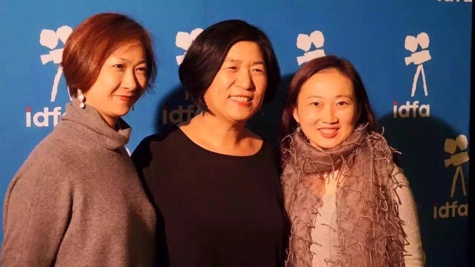 （左起）赵青、钱孝贞、冯都于2015年IDFA