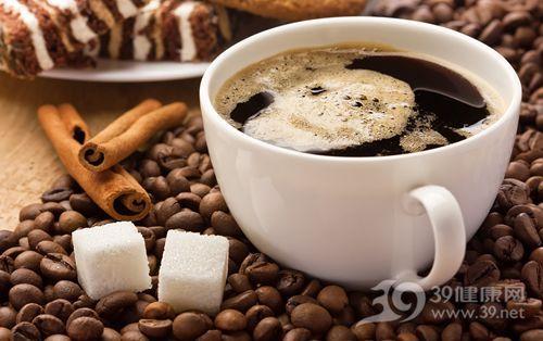 </p><p>　　饮料可是减肥的天敌，因为肥胖的主要原因是因为吸收的能量超过身体所消耗的能量造成。饮料中过多的糖分被人体吸收，糖分转化为脂肪。脂肪不仅仅会造成肥胖，还会对健康造成危害。然而，还真的有喝了能瘦的饮料——咖啡。但是，我们说的是咖啡本身（黑咖啡），而不是加了过多糖和奶油饮料。</p><p>　　<strong style=