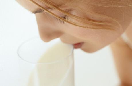 牛奶喝错了竟对身体有危害 到底多少才适量
