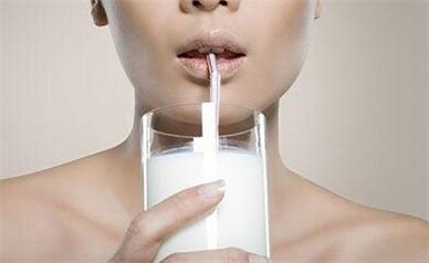 牛奶喝错了竟对身体有危害 到底多少才适量