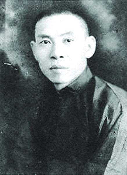 杜月笙（1888年－1951年），原名杜月生，后由国学大师章太炎建议，改名镛，号月笙，是近代上海青帮中最著名的人物之一。