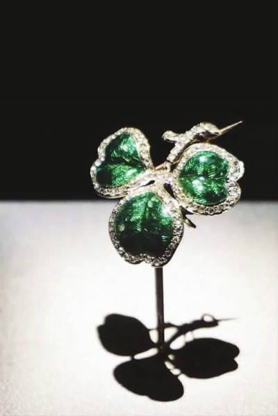 制作于1852年的三叶草胸针，由绿色半透明珐琅与钻石、金、银共同打造。这是拿破仑三世与欧仁妮皇后的订婚信物，代表着瞬间的感动和爱意初萌的美妙。