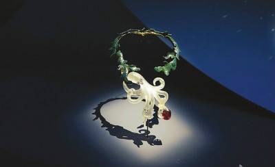 制作于约1970年的章鱼项链，章鱼紧握海藻花环，触手则抓住一颗红碧玺，呈现出超现实主义风格。这条项链是一位男爵送给准新娘的结婚大礼，寓意充满激情的爱。