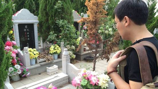 Picture of Wang Jiannan at his father's tomb