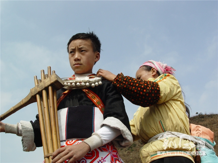 8、跳月场边，男孩心驰神往，母亲不愿其烦