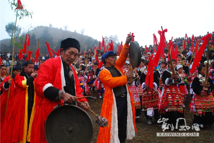 16、鼓乐齐奏，寨老鸣锣开场