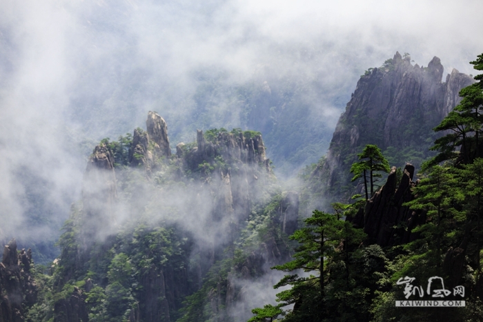 黄山奇石耸立，云海缭绕