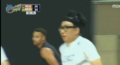 残暴！库里训练营学员秀平框折叠暴扣！