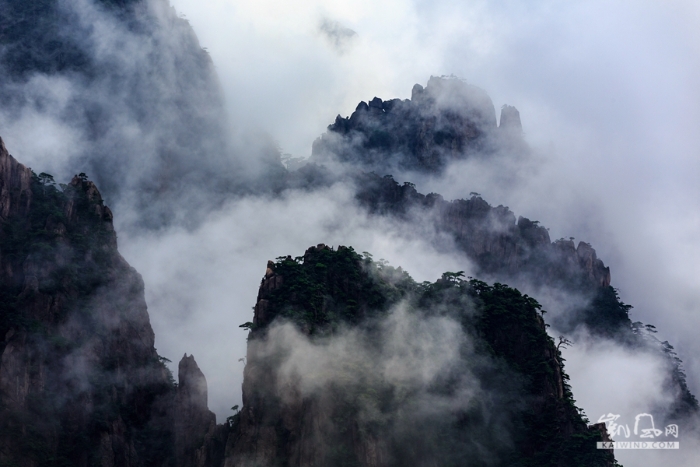 黄山云雾变幻游人如织