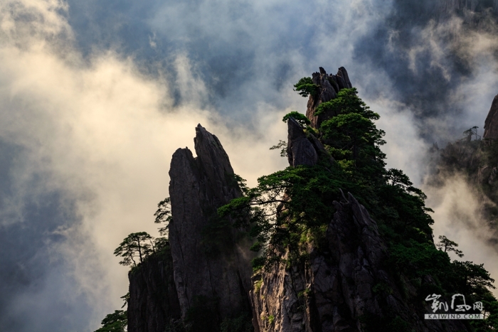 黄山云雾变幻游人如织