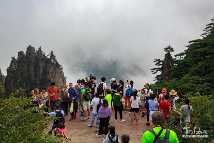 黄山云雾变幻游人如织