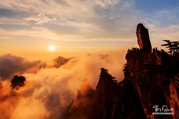 黄山云雾变幻游人如织