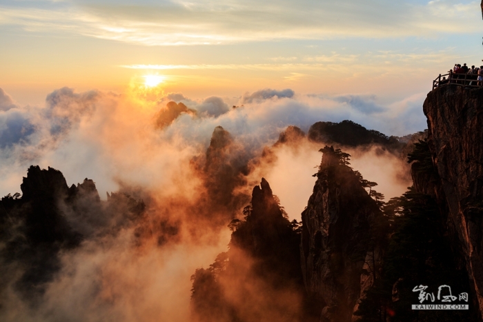 黄山云雾变幻游人如织
