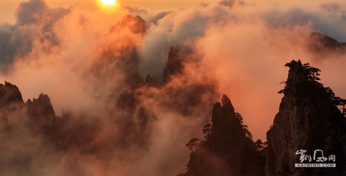 黄山云雾变幻游人如织