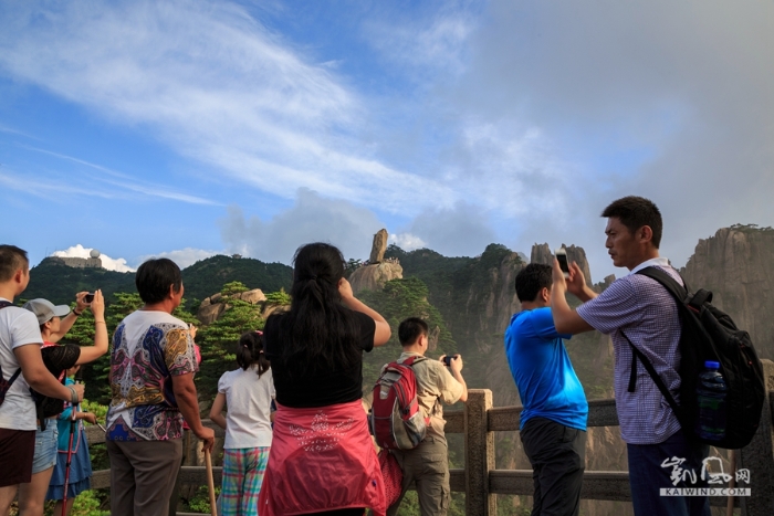 黄山云雾变幻游人如织