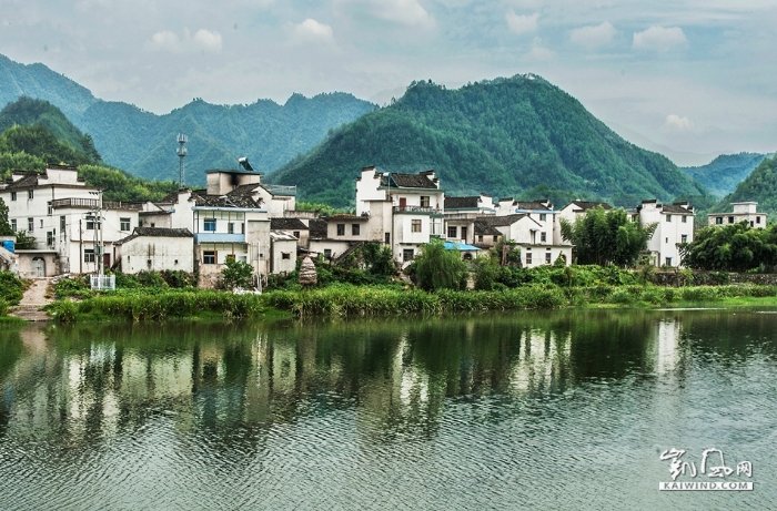 01-《山清水秀民居生辉》—民居群座落在风光无限山水间。DSC_1733副本副本