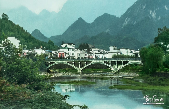 04-《一桥飞架两山相连》—山间隔河桥相连，民居辉映大山前。DSC_1578副本副本