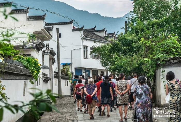 08-《众游微州共品微建》—游客在微州观赏古民居。DSC_1853副本副本