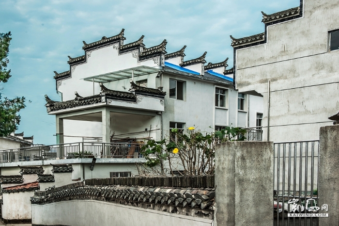12-《远近高低马头墙和谐高雅韵味长》—在居宅的两山墙顶部砌筑有高出屋面的马头墙，则可以应村落房屋密集防火、防风之需，在相邻民居发生火灾的情况下，起着隔断火源的作用。久而久之，就形成了一种特殊风格。DSC_1878副本副本