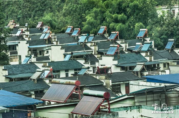 15-《绿色能源今古同辉》—家家户户在民居层顶装上太阳能，绿色清洁能源与绿色家园和谐生辉。DSC_1892副本副本