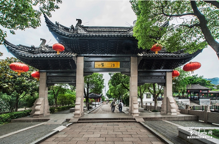 01-木渎历史悠久，底蕴深厚，是一座文化之镇。一进镇门的牌坊就彰显了文苑之气。DSC_1007