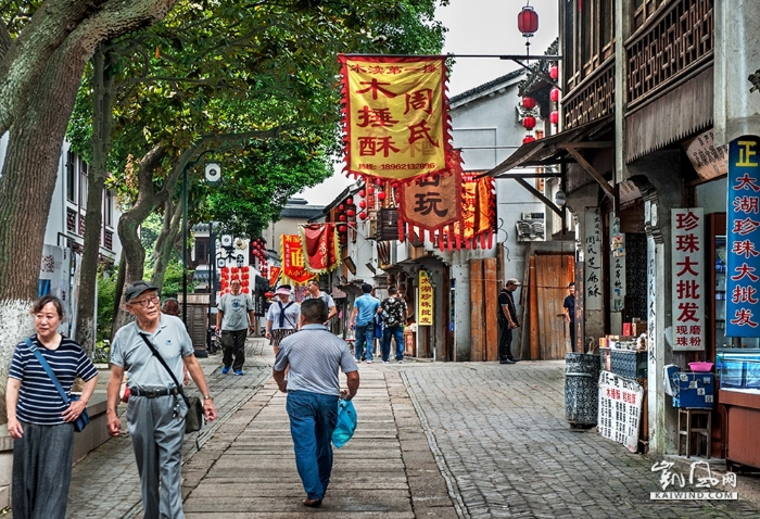 03--石板街巷挂满了当地各种特产的广告。DSC_0898
