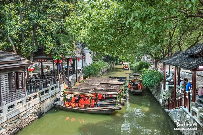 03-一种独特的小游船，带着游客在绿林碧水中慢品两岸风光。DSC_1053