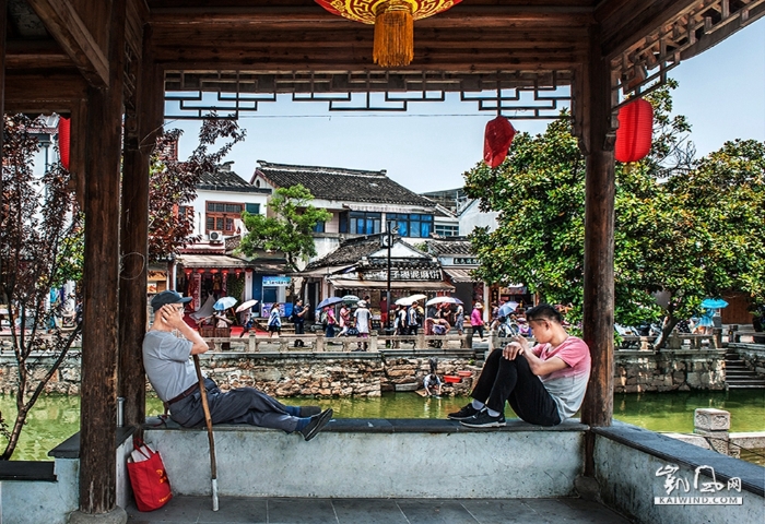 05-小河两边别样景，一边游人川流不息，一边休闲阁内各得其所。DSC_1031