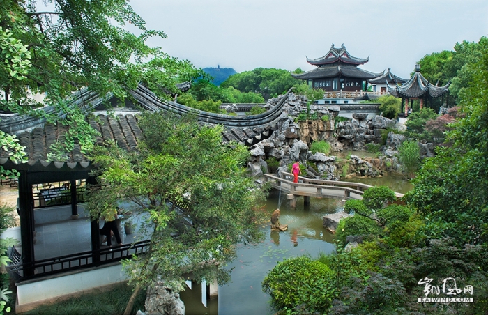 11--严家花园精巧雅致，园内建筑与园外自然风光紧紧相连，显示了营造者独具匠心的造园艺术。在园中远眺一片青山绿水引人入胜。DSC_0966
