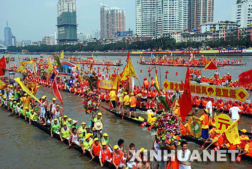 6月23日，参赛龙舟聚集在珠江上。 当日，由广州市政府主办的“广州国际龙舟邀请赛”在珠江上开赛。来自美国、加拿大、澳大利亚等国家及我国香港、澳门和广州的110支队伍参赛。