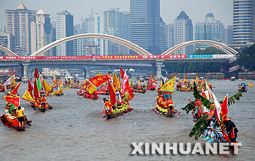  6月23日，参赛龙舟聚集在珠江上。 当日，由广州市政府主办的“广州国际龙舟邀请赛”在珠江上开赛。来自美国、加拿大、澳大利亚等国家及我国香港、澳门和广州的110支队伍参赛。