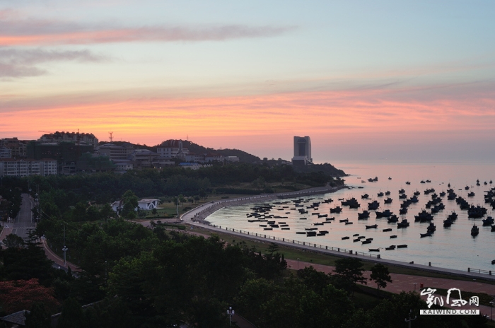 威海市的海岸线是中国城市中最长的。清晨第一缕阳光跃出海平面，到海边去晨练，呼吸下新鲜空气，欣赏下美景