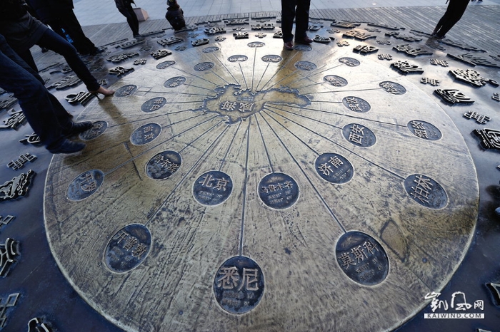 万福图的中央，标志着世界各大城市与威海的距离，而威海市则是这个圆的中心。
