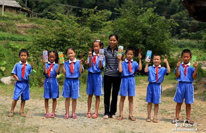 图1：8月31日，在广西柳州市融安县大坡乡六局村山锁小学，老师和学生展示爱心人士送来的学习用品。（谭凯兴摄）副本
