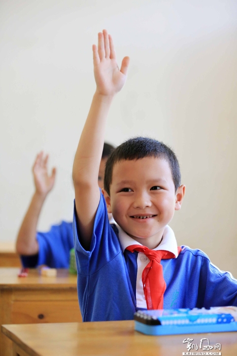 图6：8月31日，一名学生在广西柳州市融安县大坡乡六局村山锁小学教室里听课中举手回到老师的提问。（谭凯兴摄）副本