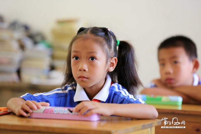 图5：8月31日，学生们在广西柳州市融安县大坡乡六局村山锁小学教室里听课。（谭凯兴摄）副本