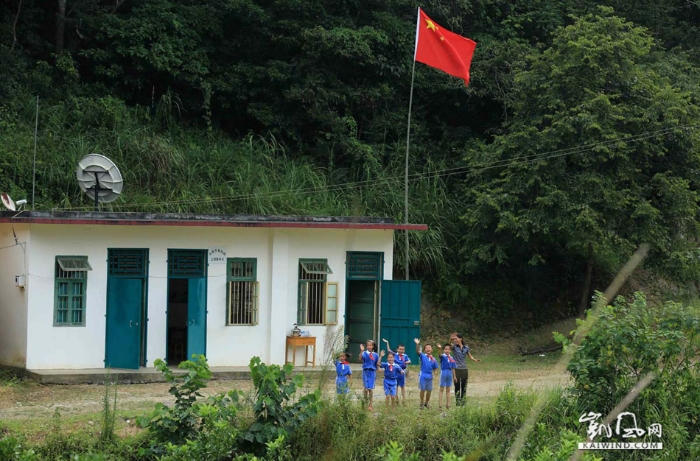 图11：8月31日，在广西柳州市融安县大坡乡六局村山锁小学，师生们向爱心人士告别。（谭凯兴摄）副本