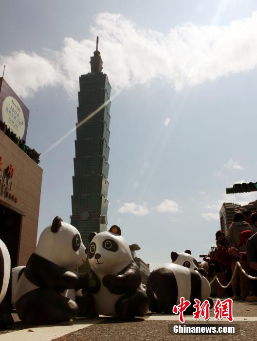 2月28日中午时分，一项台北街头封街举行的纸熊猫展，仍吸引大批民众到场观赏。
