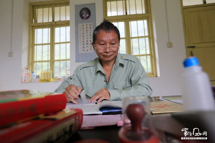 图6：在融安县东起乡长丰村小学，李朝文在准备教案准备为学生上课。（9月5日谭凯兴摄）副本