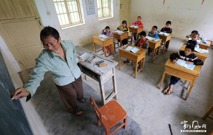 图4：在融安县东起乡长丰村小学教室，李朝文老师在为学生们上语文课。（9月5日，谭凯兴摄）副本