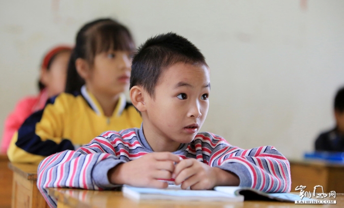 图9：在融安县东起乡长丰村小学教室，学生们在听李朝文老师讲课。（9月5日谭凯兴摄）副本